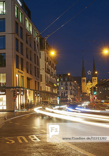 Luzern  Luzern  Schweiz  Europa  Stadt  Stadt  Verkehr  Auto  Automobil  blaue Stunde  Abenddämmerung  Dämmerung  Häuser  Häuser  Lichter  Schweizerhofquai  bei Nacht  Nacht