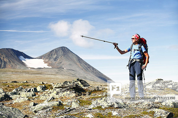 Weiblicher Wanderer mit Berg im Hintergrund