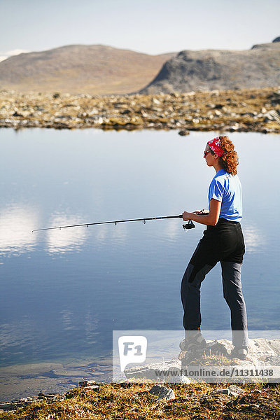 Frau beim Fischen im Fluss