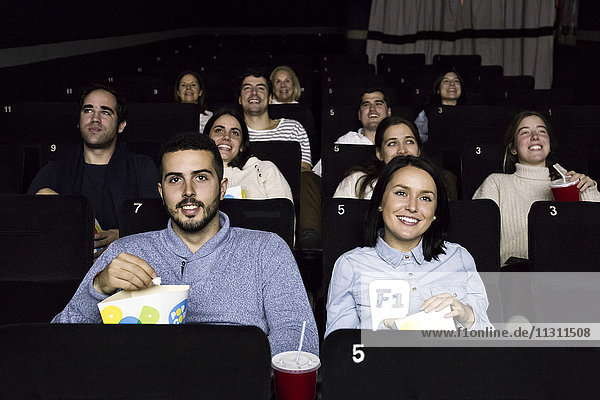 Leute  die sich einen Film im Kino ansehen.