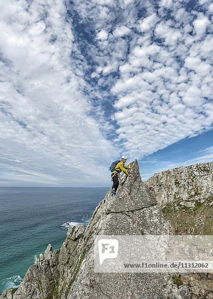 UK  Cornwall  Frau auf dem Gipfel der Commando Ridge Kletterroute