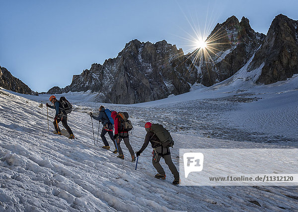 Frankreich  Chamonix  Argentiere Gletscher  Les Droites  Les Courtes  Aiguille Verte  Bergsteigergruppe