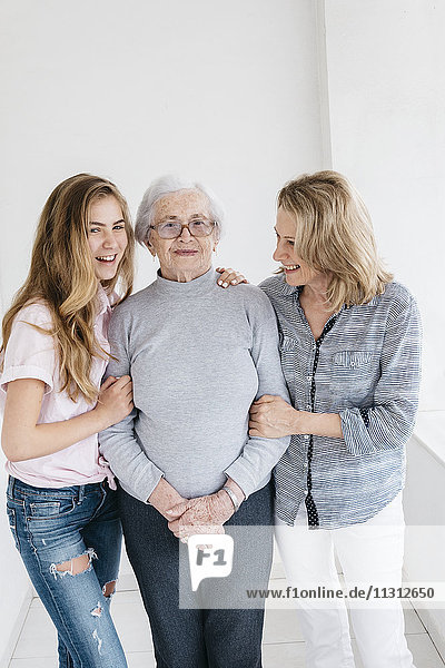 Porträt einer jungen Frau mit Mutter und Großmutter