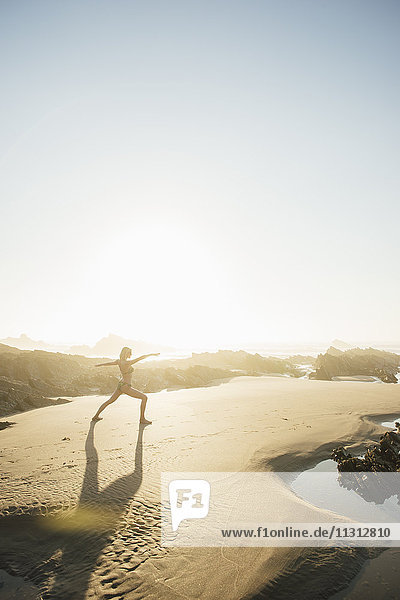 Portugal  Alentejo  Frau beim Yoga am Strand von Zambujeira do Mar
