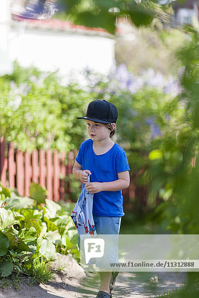 Junge erkundet Garten