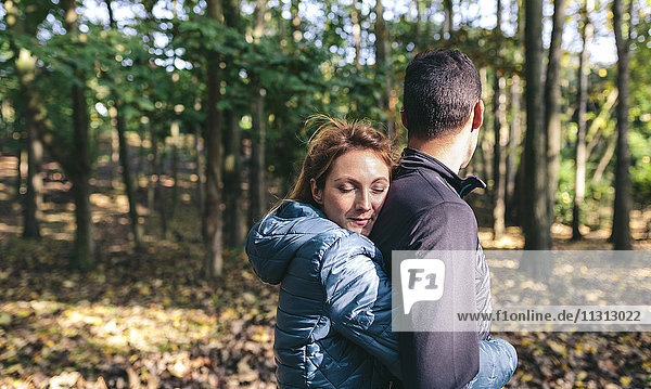 Paar im Herbstwald