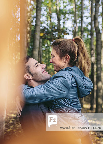 Glückliches Paar von Angesicht zu Angesicht im Herbstwald