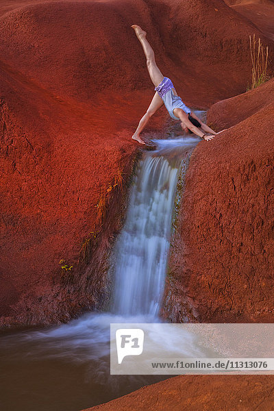USA  Vereinigte Staaten  Amerika  Hawaii  Kauai  Frau in Yogastellung am Waimea Canyon MR 542
