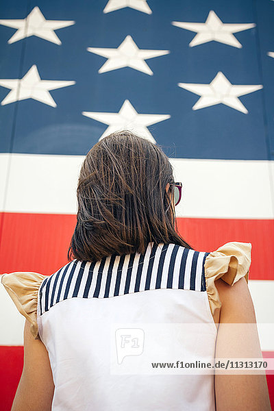 USA  Rückansicht der Frau vor Stars And Stripes