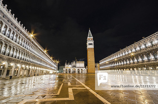 Italien  Venedig  verlassener Markusplatz mit Markus Campanile bei Nacht