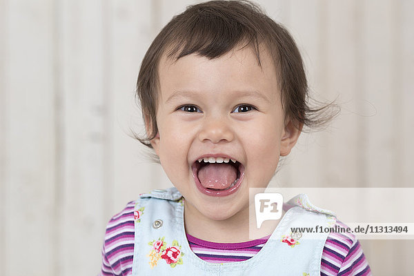 Porträt des lachenden kleinen Mädchens