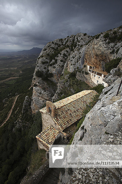 Spanien  La Sotonera  Blick von oben auf die Einsiedelei der Jungfrau des Felsens