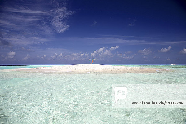 Malediven  Insel Maafushi  Frau auf Sandbank im Flachwasser