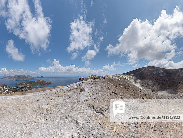 Wanderer auf dem Weg zum Gran Cratere  Blick auf Lipari