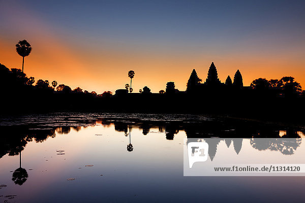 Kambodscha,  Siem Riep,  Silhouette von Angkor Wat in der Dämmerung