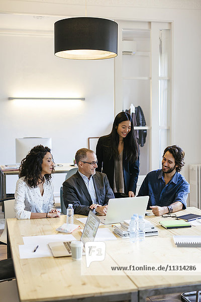 Geschäftsleute mit einer Besprechung im Büro