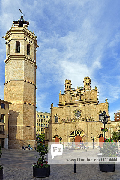 Concatedral de Santa Maria  steeple  marketplace