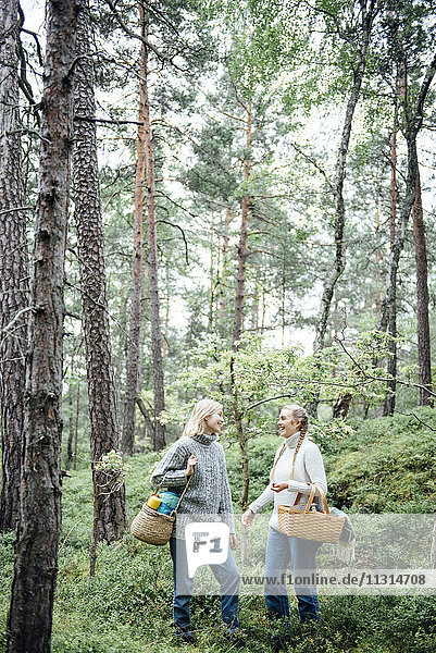 Zwei Frauen im Wald
