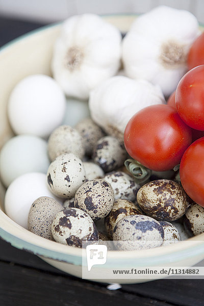 Eier  Knoblauch und frische Tomaten in einer Schüssel