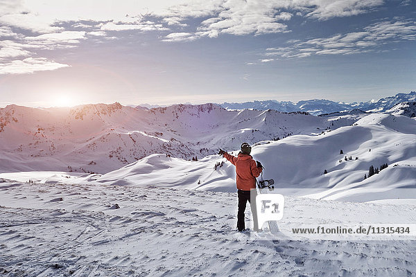 Österreich  Großes Walsertal  Damuls  Snowboarder in den Bergen