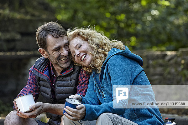 Glückliches Paar im Freien mit Kaffeebechern