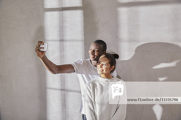 Junges Paar nimmt Selfie mit Handy