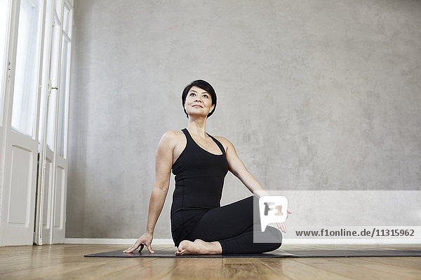 Frau  die Yoga praktiziert