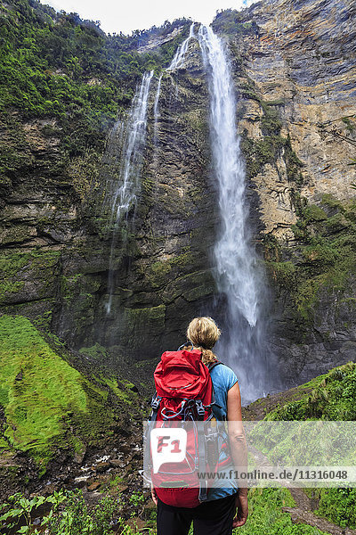 Peru Amazonas-Region Cocachimba Tourist mit Blick auf den Gocta-Wasserfall