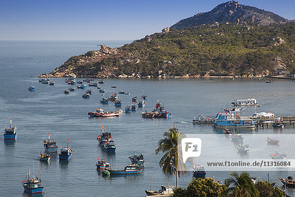 Fischerboote in der Bucht von Vinh Hy  Südchinesisches Meer  Vietnam  Asien