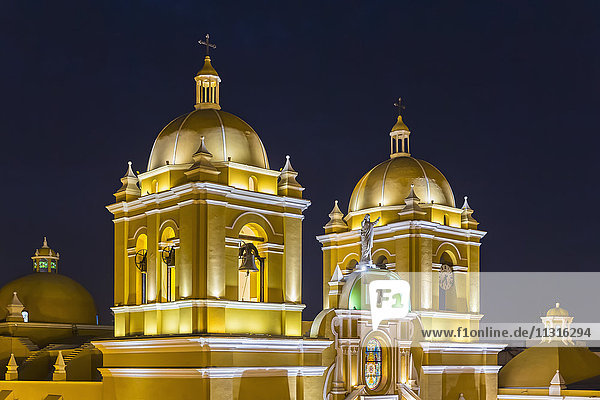 Peru  La Libertad  Trujillo  Detail der Kathedrale bei Nacht
