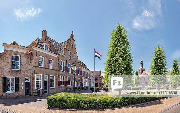 Sint-Maartensdijk  Zeeland  Marktplatz mit dem Rathaus und der Sankt-Martin-Kirche