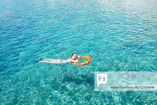 Griechenland  Milos  Frau auf dem Wasser schwimmend
