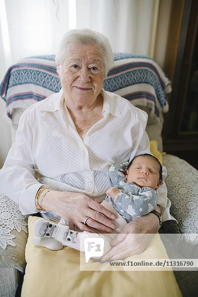 Porträt der Urgroßmutter mit ihrer Urenkelin zu Hause