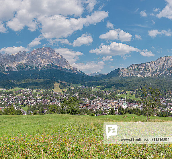 Cortina d'Ampezzo  Italien  Blick auf die Stadt und die Dolomitenberge  Pomagagnon  Croda Marcora