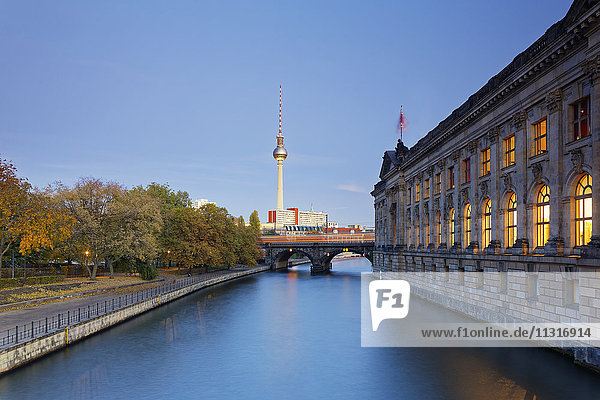 Deutschland  Berlin  Blick auf Fernsehturm und Fassade des beleuchteten Bode-Museums