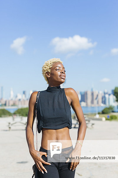 USA  New York City  Brooklyn  junge Frau bei Sonnenschein