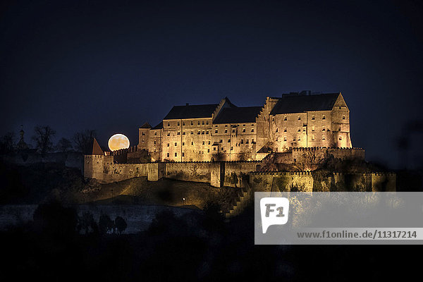 Deutschland  Burghausen  beleuchtetes Schloss in der Nacht bei Vollmond