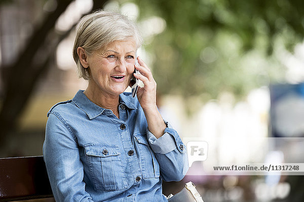 Porträt einer älteren Frau am Telefon
