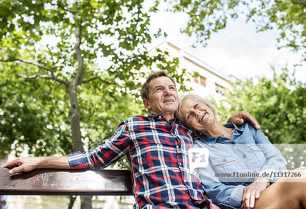 Seniorenpaar entspannt sich gemeinsam auf der Bank