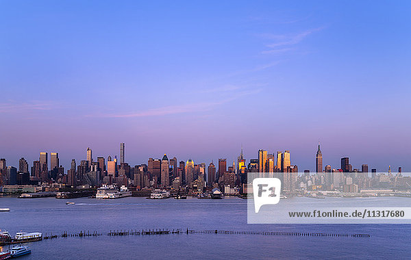 USA  New York City  Blick auf Midtown Manhattan bei Dämmerung