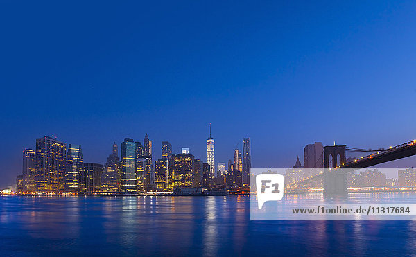 USA  New York City  Manhattan  Blick auf das Finanzviertel bei Tagesanbruch