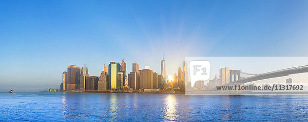 USA  New York City  Panorama von Manhattan bei Dämmerung