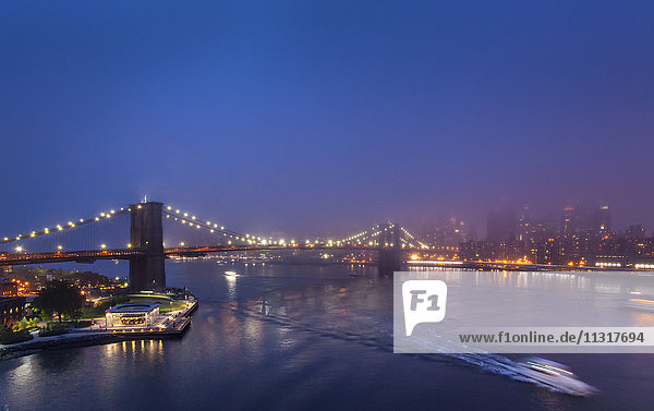 USA  New York City  Blick auf die Brooklyn Bridge im Nebel bei Nacht