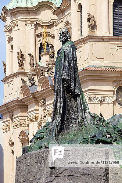 Prag  Altstädter Ring - Jan-Hus-Denkmal und St.-Nikolaus-Kirche