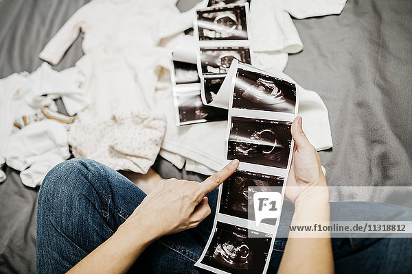 Schwangere beim Betrachten von Ultraschallbildern  Teilansicht