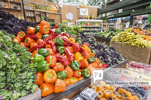 England  London  Southwark  Borough Market  Auslage eines Gemüseladens mit Paprika