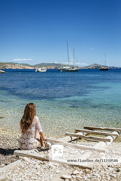 Spian  Ibiza  Frau am Strand sitzend
