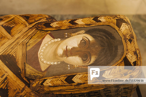 England  Oxfordshire  Oxford  Ashmolean Museum  Ausstellung eines ägyptischen Mumiensargporträts