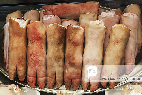 England  Oxfordshire  Oxford  Der überdachte Markt  Schaufensterauslage einer Metzgerei mit Schweinsfüßchen