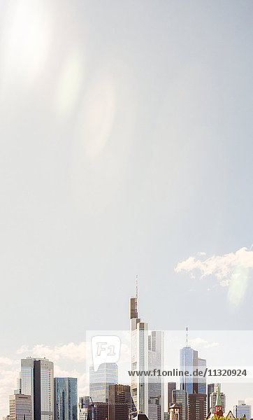 Deutschland  Frankfurt  Blick auf die Skyline bei Sonnenlicht